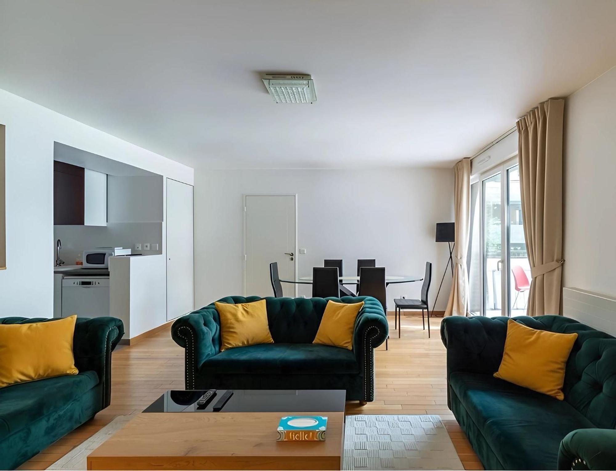 Spacious Apartment - Eiffel Tower Apartment Paris